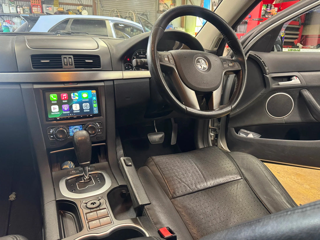 HOLDEN Commodore VE Series 1 (Dual Climate) Radio Replacement w/ Wireless Apple CarPlay